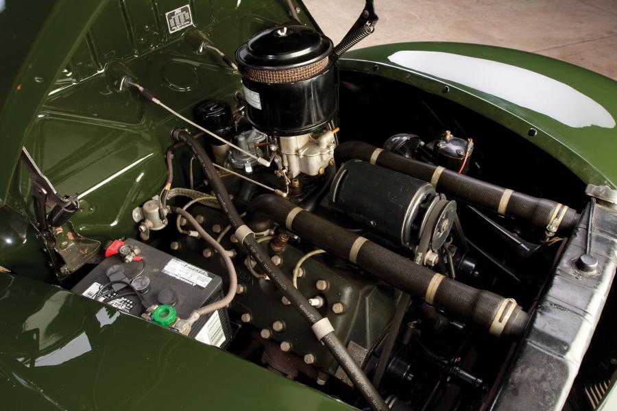  Ford V8 Deluxe 5-Window Coupe 1940 года  (фото 18 из 20)